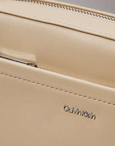 CALVIN KLEIN JEANS CK MUST CONVERTIBLE CAMERA BAG (размери: 21.5 x 16.5 x 5см.)