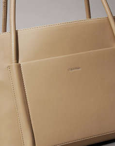 CALVIN KLEIN JEANS CK LINN MEDIUM SHOPPER (размери: 24.5 x 20 x 6.5см.)