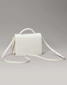 CALVIN KLEIN JEANS CK LINN TOP HANDLE CROSSBODY (Размери: 19 x 13 x 7.5см.)