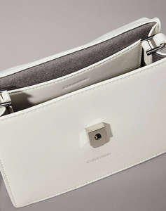 CALVIN KLEIN JEANS CK LINN TOP HANDLE CROSSBODY (Размери: 19 x 13 x 7.5см.)