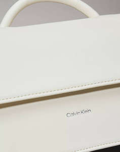 CALVIN KLEIN JEANS CK LINN TOP HANDLE CROSSBODY (Размери: 19 x 13 x 7.5см.)