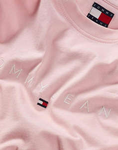 TOMMY JEANS TJM REG LINEAR LOGO TEE EXT