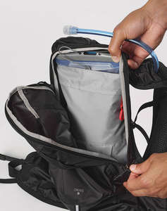 SALOMON BAGS & PACKS HIKE CROSS 8 BLACK UNISEX ЧАНТА (Размери: 44 x 21 x 1 см)
