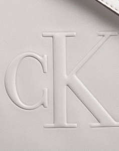 CALVIN KLEIN SCULPTED MINI EW TOTE (Размери: 22 x 27 x 7см.)