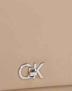 CALVIN KLEIN JEANS CK ELONGATED SHOULDER BAG (Размери: 26 x 17 x 7см.)