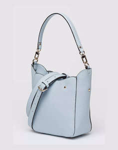 GUESS BRENTON SM GRLFRIEND BUCKT ДАМСКА ЧАНТА(Размери: 23 x 16 x 8см.)