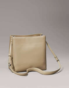 CALVIN KLEIN JEANS CK CONVERTIBLE BUCKET BAG (Размери: 23 x 25 x 13 см.)