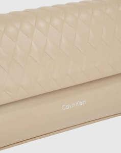 CALVIN KLEIN MINI QUILT CHAIN MINI CROSSBODY (Размери: 21 x 5,5 x 13см.)
