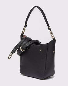 GUESS BRENTON SM GRLFRIEND BUCKT ДАМСКА ЧАНТА(Размери: 23 x 16 x 8см.)