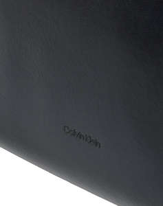 CALVIN KLEIN JEANS HARDWARE STRAP HOBO SHOULDER BAG (Размери: 34 x 36 x 10 см.)