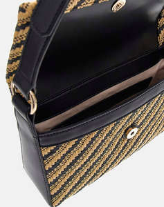 GUESS SIMONA FLAP SHOULDER BAG ДАМСКА ЧАНТА(Размери: 24 x 18 x 7см.)