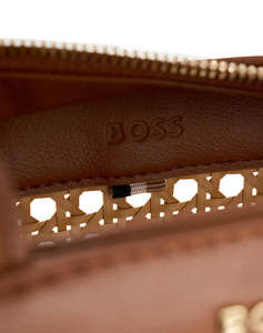 BOSS Sandy Mini Tote SPU 10271656 01 (Размери: 22 x 15 x 6 см.)