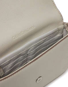 CALVIN KLEIN MINIMAL MONOGRAM EW FLAP PH/CB19 (Размери: 19 x 13 x 4 см.)