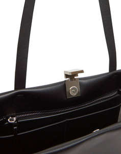 CALVIN KLEIN JEANS CK NARRATE E/W SHOULDER BAG (Размери: 38 x 22 x 11 см.)