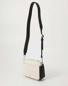 BOSS Anett Crossbody CV 10271597 01 ( Размери : 19 x 13 x 6см.)