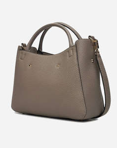 GUESS BRENTON SML GIRLFRIEND SATCHEL ДАМСКА ЧАНТА (Размери: 28 x 21 x 10см.)
