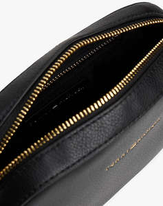 TOMMY HILFIGER TH LOGOTAPE CAMERA BAG (Размери: 19 x 13.5 x 5см.)