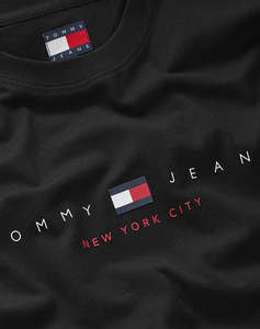 TOMMY JEANS TJM REG FLAG LINEAR SS TEE EXT