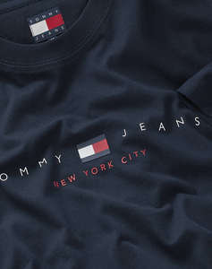 TOMMY JEANS TJM REG FLAG LINEAR SS TEE EXT