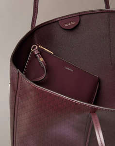 CALVIN KLEIN JEANS AOP TOTE W/ POUCH ON STRAP (Размери: 39 x 28 x 13см.)
