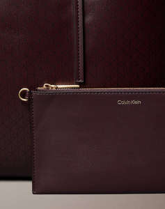 CALVIN KLEIN JEANS AOP TOTE W/ POUCH ON STRAP (Размери: 39 x 28 x 13см.)