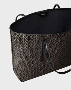 CALVIN KLEIN JEANS AOP TOTE W/ POUCH ON STRAP (Размери: 39 x 28 x 13см.)
