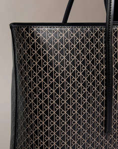 CALVIN KLEIN JEANS AOP TOTE W/ POUCH ON STRAP (Размери: 39 x 28 x 13см.)
