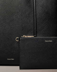 CALVIN KLEIN JEANS FOIL LOGO TOTE W/POUCH (Размери: 40 x 28 x 12см.)