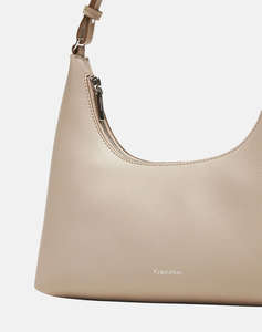 CALVIN KLEIN JEANS FOIL LOGO SHOULDER BAG (Размери: 30.5 x 13 x 7.5см.)