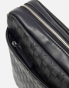 GUESS TORINO TOP ZIP CROSSBODY МЪЖКА ЧАНТА (Размери: 22 x 23.5 x 5см.)
