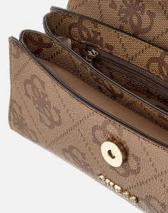 GUESS QUEENSLAND TOP HANDLE FLAP ДАМСКА ЧАНТА (Размери: 25 x 10 x 6см.)