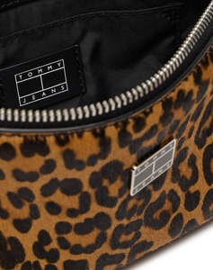TOMMY JEANS TJW MUST LEOPARD SHOULDER BAG (Размери: 22 x 12 x 4.5см,)
