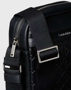 CALVIN KLEIN EMBLEM EMBOSS REPORTER (Размери: 16.5 x 20 x 6.5см.)