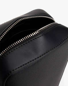 TOMMY HILFIGER TH MODERN MINI REPORTER (Размери: 20.5 x 7 x 15см.)