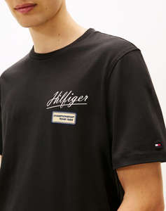TOMMY HILFIGER MODERN ATH GRAPHIC BADGE TEE
