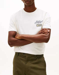 TOMMY HILFIGER MODERN ATH GRAPHIC BADGE TEE