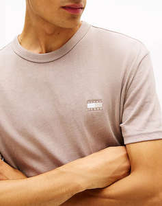 TOMMY JEANS TJM REG BADGE TEE EXT