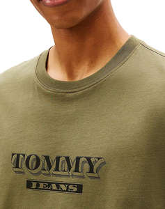 TOMMY JEANS TJM REG BILLS FONT SS TEE EXT