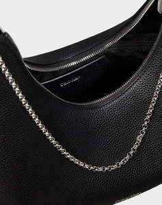 CALVIN KLEIN JEANS EMBLEM HW PEBBLE TOP ZIP HOBO