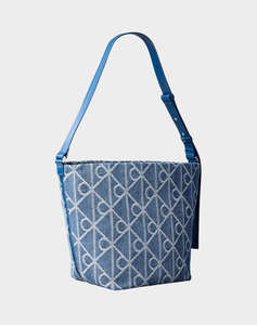 CALVIN KLEIN JEANS EMBLEM AOP DENIM BUCKET