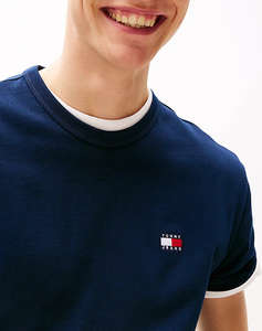 TOMMY JEANS TJM REG BADGE TEE EXT