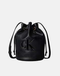 CALVIN KLEIN JEANS BOLD CK SMALL BUCKET BAG