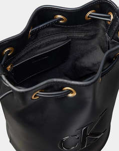 CALVIN KLEIN JEANS BOLD CK SMALL BUCKET BAG