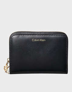 CALVIN KLEIN JEANS CK PULLER MEDIUM FLAP ZIP AROUND